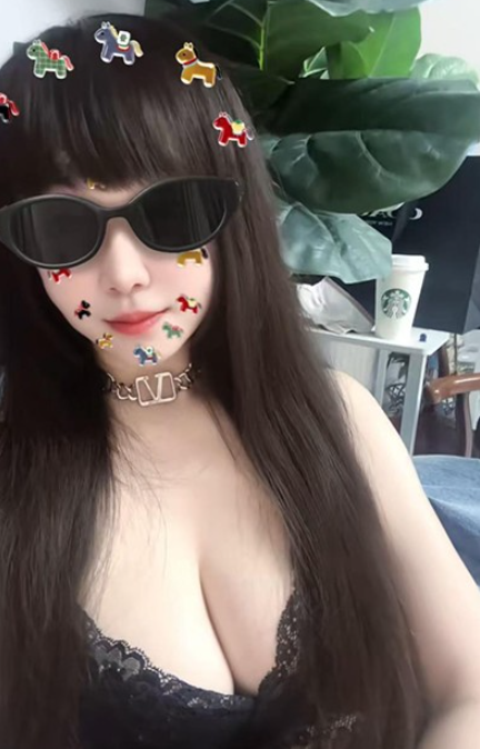 梦瑶，美乳与机车并存！